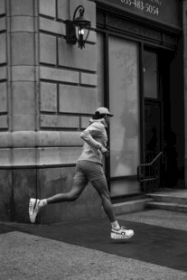 街头奔跑的活力身影