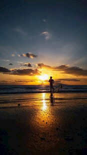 夕阳下海边的浪漫身影