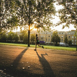 夕阳下公园中的慢跑者