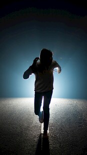 黑暗中奔跑的孤独身影