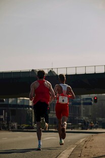 户外跑步的运动员