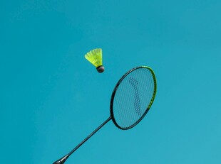 空中的羽毛球与球拍