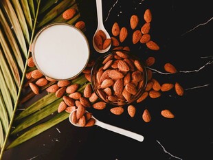 杏仁饮品与坚果的美味组合