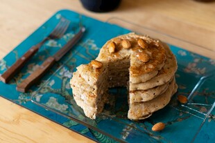 美味核桃酥摆于蓝色砧板