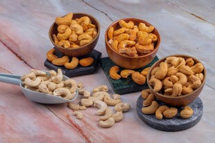 美味腰果摆放在精致容器中