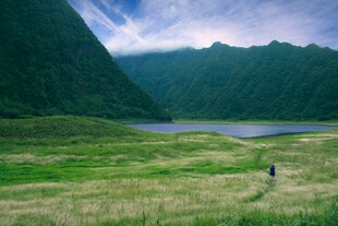 山间草地漫步的孤独身影