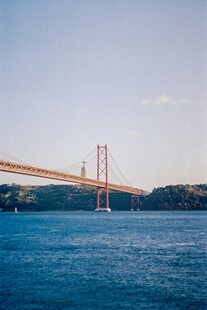 跨海大桥横跨蓝色海面