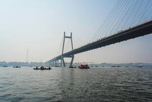 海上大桥与船只景观