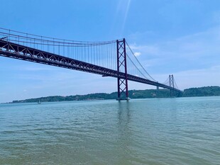 壮丽跨海大桥横跨碧波