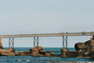 海上栈桥横跨礁石