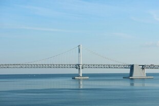 跨海大桥横跨蔚蓝海面