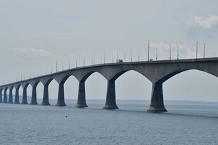跨海长桥横跨广阔海面