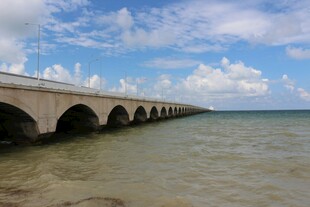 海上长桥与蓝天白云美景