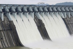 壮观水坝泄洪景象