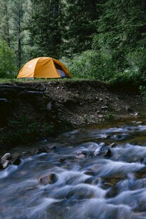 溪边露营场景