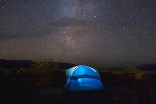 星空下的蓝色露营帐篷