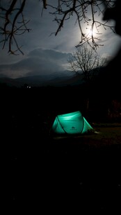 月夜下的绿色露营帐篷