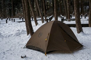 雪地林间的户外露营帐篷