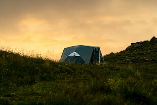 夕阳下的野外露营帐篷