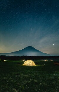夜幕下的帐篷与远方山峦