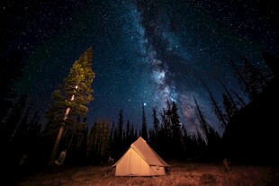 星空下的露营帐篷