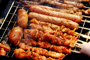 美味烧烤食材在烤架上