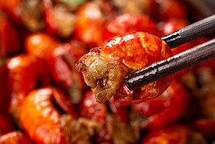 美味小龙虾被筷子夹起