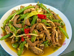 青椒炒肉丝美味诱人