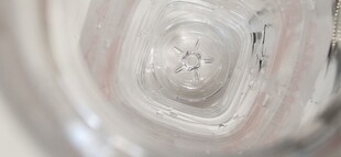透明容器内的神秘物体