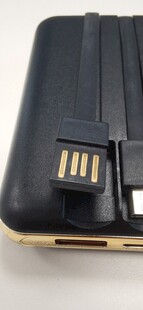 黑色接口移动电源
