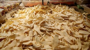 大量面块堆放在一起