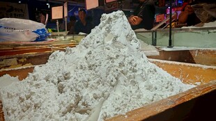 一堆面粉置于木盘上