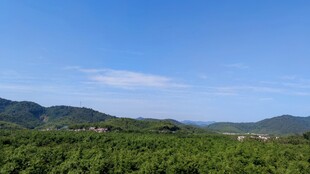 青山绿野间的蓝天美景