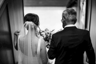 父亲陪新娘步入婚礼殿堂