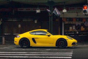 街头黄色酷炫跑车