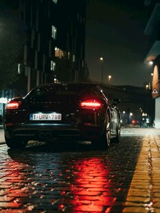 夜晚街头的炫酷黑色轿车
