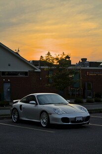 夕阳下的银色跑车