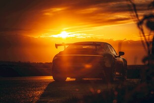 夕阳下公路上的酷炫汽车