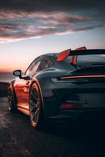 夕阳下的炫酷黑色跑车