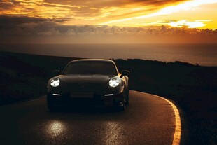 夕阳下公路上的炫酷汽车