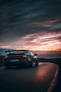 夕阳下公路上的炫酷跑车