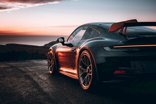 夕阳下的炫酷黑色跑车