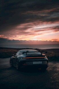 夕阳下的酷炫跑车
