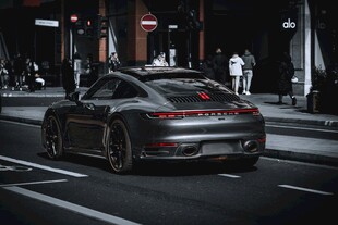 夜晚街头的酷炫保时捷跑车