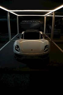 车库中的白色炫酷跑车