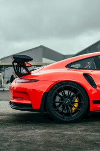 红色炫酷跑车尾部特写