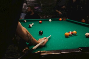 专注击球的台球选手