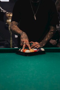 男子专注摆放台球