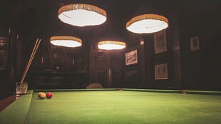 室内台球场景
