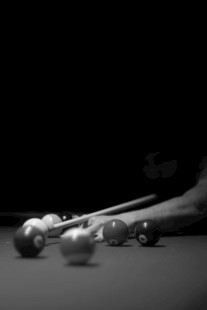 专注击球的台球选手